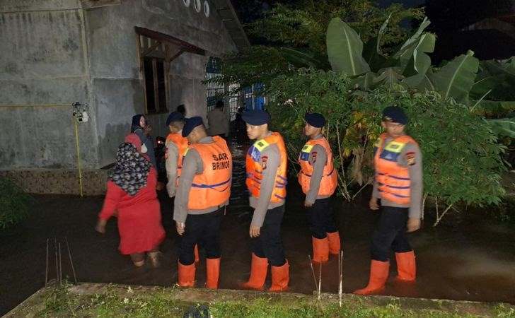 Instruksi-Kapolda-Brimob-Polda-Riau-Bantu-Warga-Terdampak-Banjir-Hingga-Malam.jpg