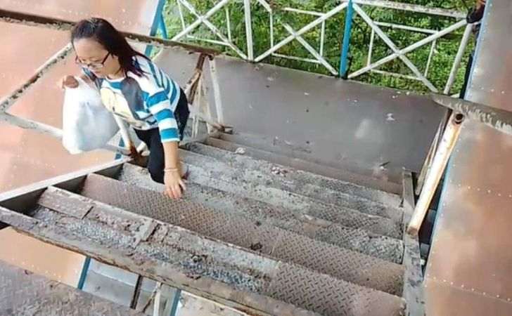 JPO-di-Jalan-Sudirman-Rusak-Hingga-ada-Anak-Tangga-yang-Hilang.jpg