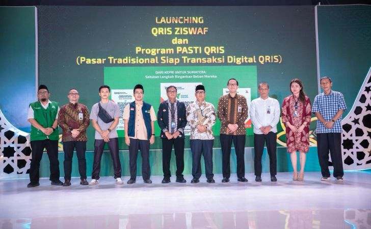 Jadi-Motor-Digitalisasi-Pesantren-di-KURMA-2026-BRK-Syariah-Serahkan-QRIS-ke-Pesantren.jpg
