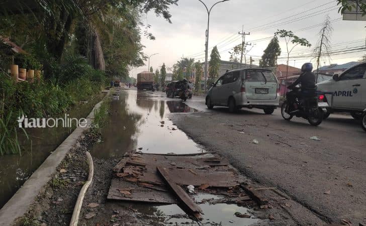 Jalan-Kaharuddin-Nasution-tergenang.jpg