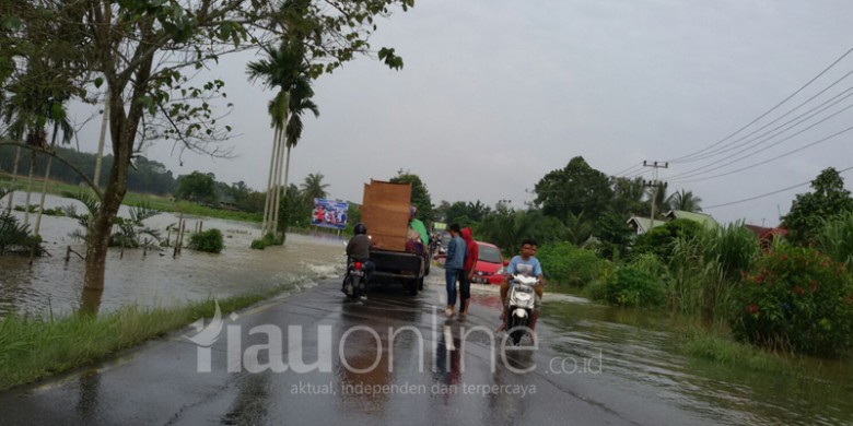 Jalan-Pekanbaru-Bangkinang-Tergenang.jpg