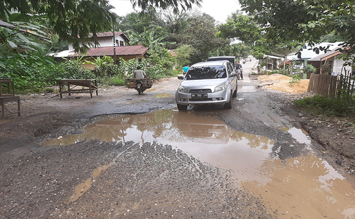 Jalan-Provinsi-Dari-Inuman-Cerenti-Kuansing-Alami-Kerusakan-Parah.jpg