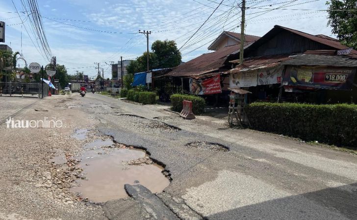 Jalan-Serayu-rusak.jpg