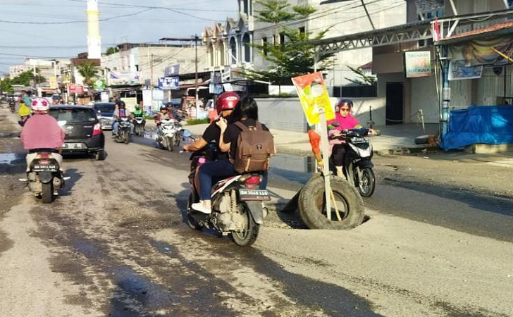 Jalan-berlubang-di-darma-bakti.jpg