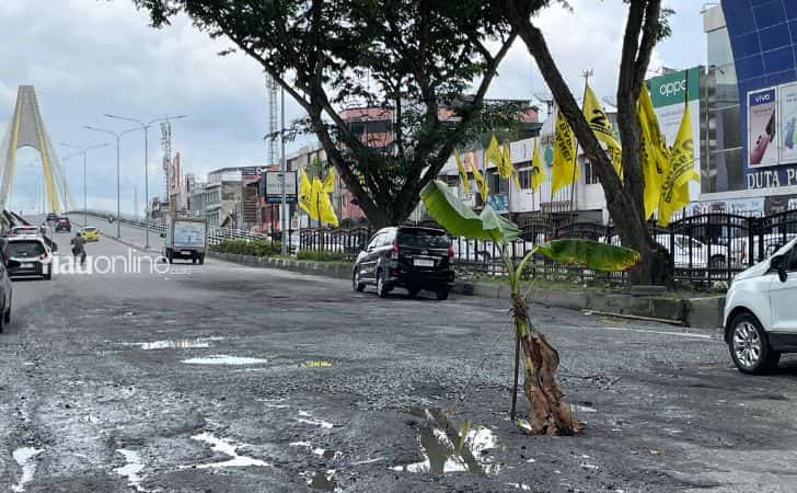 Jalan-berlubang-ditanami-pisang.jpg