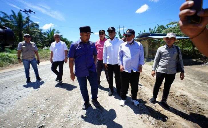 Jalan-di-Rohil-Rusak-Karena-Truk-Odol-Gubri-Janji-Panggil-Perusahaan-Setempat.jpg