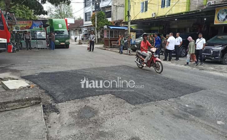 Jalan-diperbaiki-di-pasar-bawah.jpg