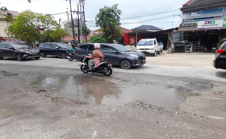 Jalan-rusak-di-Pekanbaru.jpg