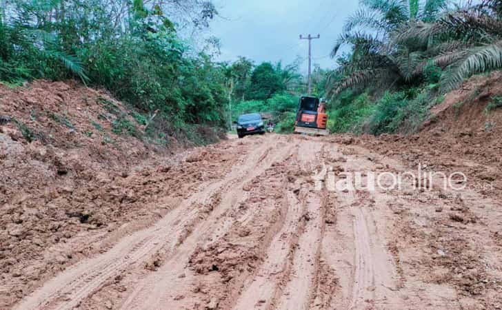 Jalan-rusak-di-Pucuk-Rantau.jpg