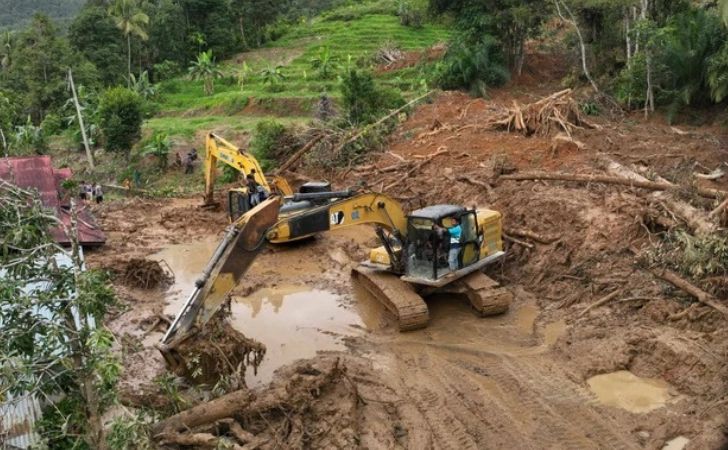 Jalan-tertutup-longsor-di-sumbar.jpg