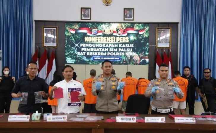 Jaringan-Pembuat-dan-Pengedar-SIM-Palsu-di-Riau-Terbongkar-8-Tersangka-Diciduk.jpg