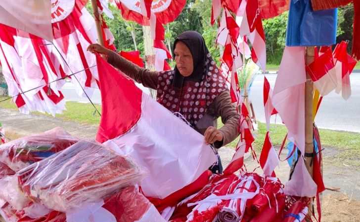Jelang-HUT-RI-Penjualan-Bendera-di-Siak-Meningkat-Pedagang-Tak-Jual-Bendera-One-Piece.jpg