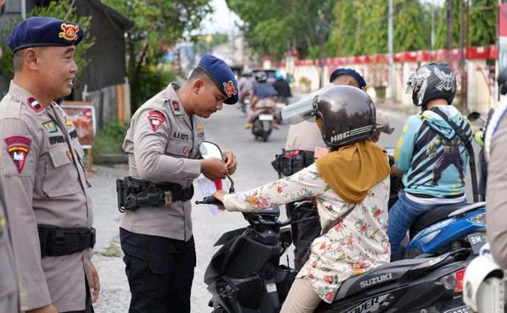 Jelang-HUT-ke-80-RI-Brimob-Polda-Riau-Bagikan-dan-Pasang-Bendera-Merah-Putih.jpg