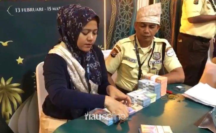 Jelang-Lebaran-Warga-Antre-Tukar-Uang-Baru-di-BI-Riau.jpg