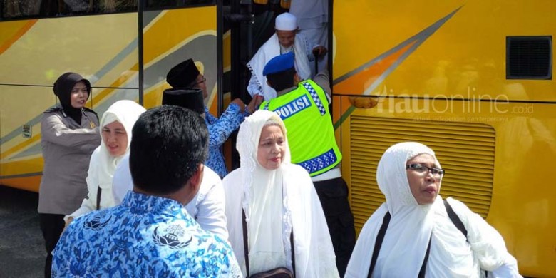 Jemaah-Haji-Pekanbaru-Tiba-di-Tanah-Air.jpg