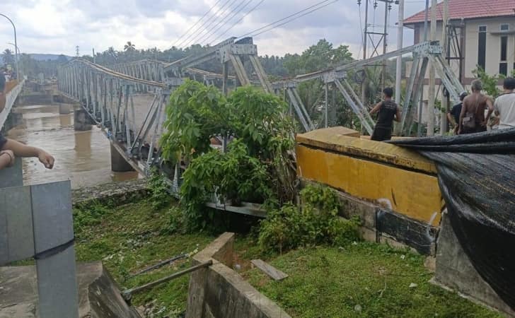 Jembatan-ambruk-di-kuansing.jpg