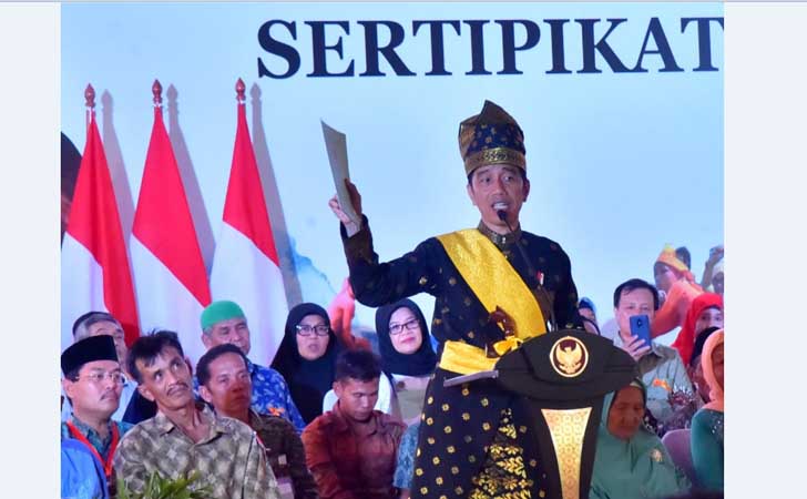 Jokowi-Bagikan-Sertifikat-TORA.jpg