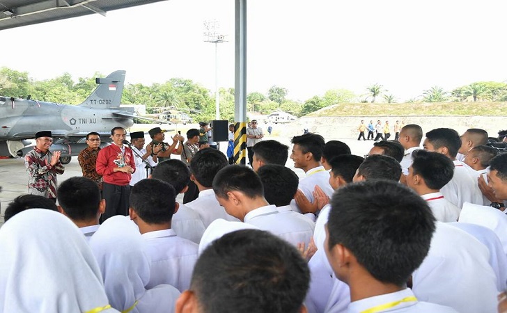 Jokowi-bertemu-anak-SMA-PEKANBARU.jpg
