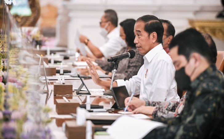 Jokowi-dan-para-menteri-rapat.jpg