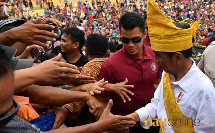 Jokowi-dengan-Tanjak-Melayu.jpg