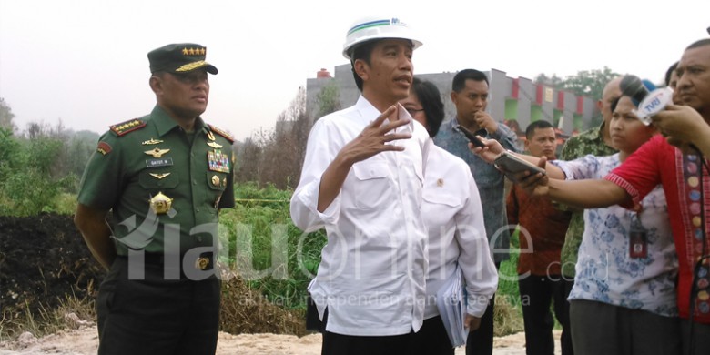 Jokowi-ke-Lahan-Gambut-di-Rimbo-Panjang.jpg