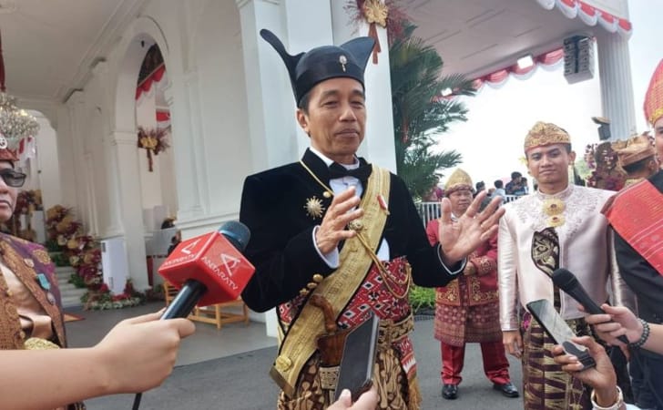 Jokowi-pakai-baju-adat.jpg