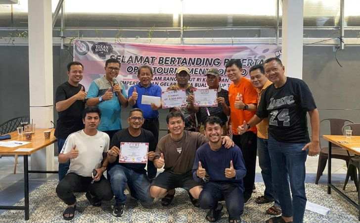 JonAzwar-Sabet-Juara-Open-Tournament-Domino-Bual-YP-Cup-di-Pekanbaru.jpg