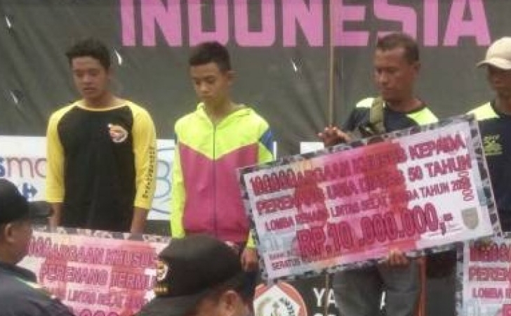 Juara-lomba-renang-Selat-Sunda.jpg