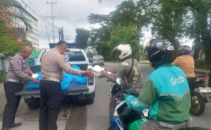 Jumat-Barokah-Jadi-Jembatan-Empati-Polantas-di-Jalan-Raya-Pekanbaru.jpg