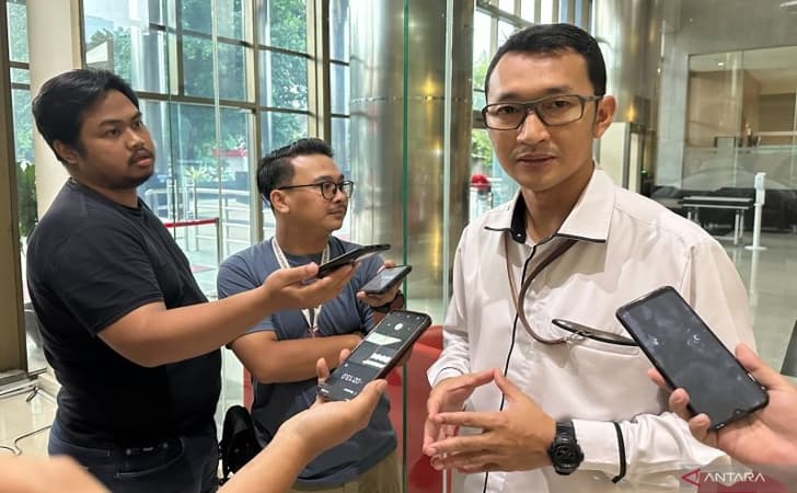 Juru-Bicara-KPK-Budi-Prasetyo-kanan.jpg