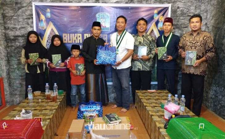 KAMMI-Riau-Salurkan-Bantuan-Al-Quran-dan-Sembako-ke-TPQ-Malika-di-Rohul.jpg