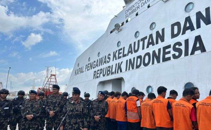 KKP-Tangkap-2-Kapal-Ikan-Vietnam-dan-Amankan-19-ABK-di-Perairan-Natuna.jpg