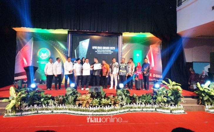 KPID-Riau-Award-2025-Beri-Apresiasi-Lembaga-Daerah-dan-Tokoh-Penyiaran.jpg