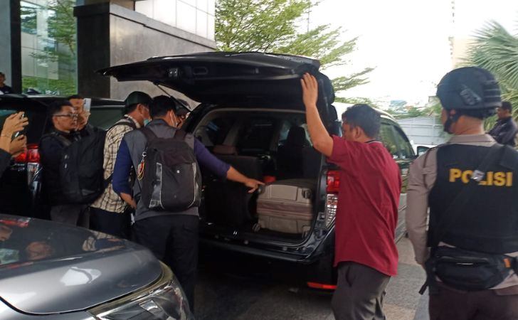 KPK-Bawa-4-Koper-dari-Dinas-PUPR-Riau-Kasus-Payung-Elektrik-Atau-Flyover.jpg