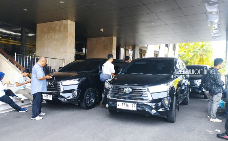 KPK-geledah-kantor-gubernur-riau2.jpg