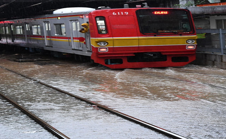 KRL-Commuterline-melintas-perlahan-pada-jalur-rel-yang-terendam-banjir.jpg