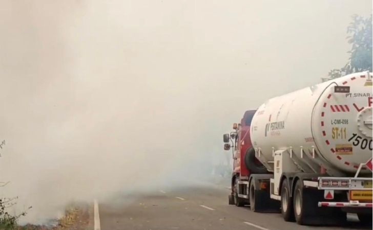 Kabut-Asap-Selimuti-Jalan-Raya-Akibat-Karhutla-di-Dumai.jpg