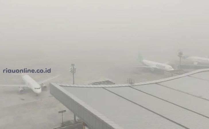 Kabut-asap-di-Bandara-SSK-II.jpg