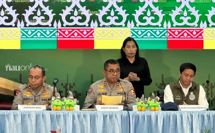 Kadiv-Humas-Polri-Irjen-Pol-Johnny-Eddizon-Isir-tengah.jpg