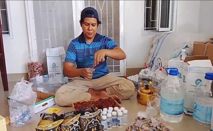 Kadri-saat-mengemas-oleh-oleh-haji.jpg