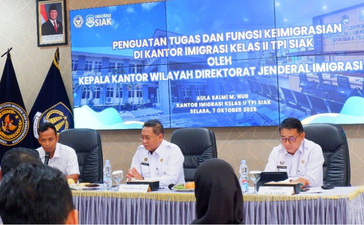 Kakanwil-riau-ke-siak2.jpg