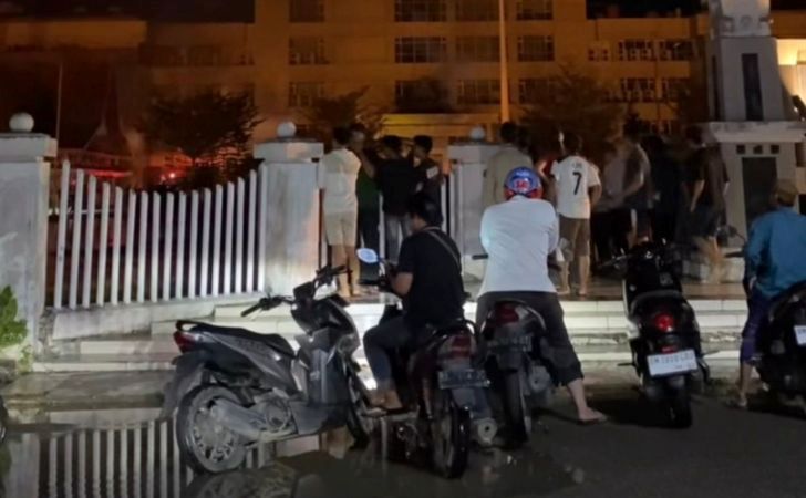 Kantor-Bupati-Inhil-Terbakar-Selasa-Malam-Warga-Penasaran-Padati-Lokasi.jpg