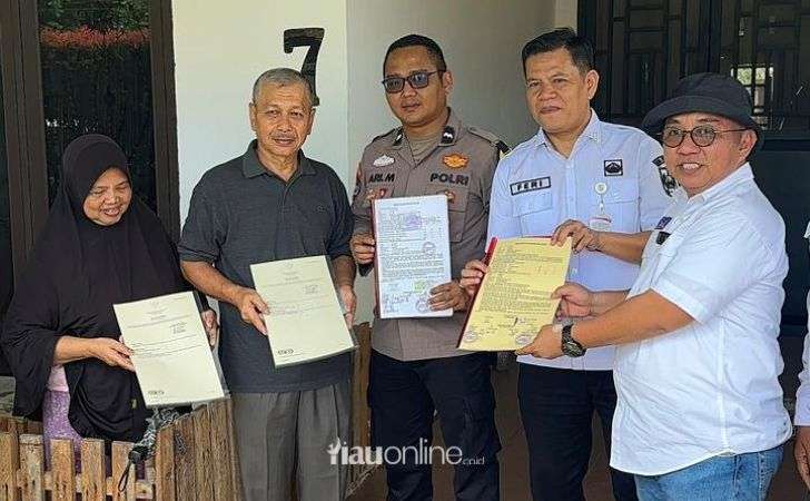 Kantor-Pertanahan-Pekanbaru-Serahkan-Sertipikat-PTSL-Secara-Door-to-Door.jpg