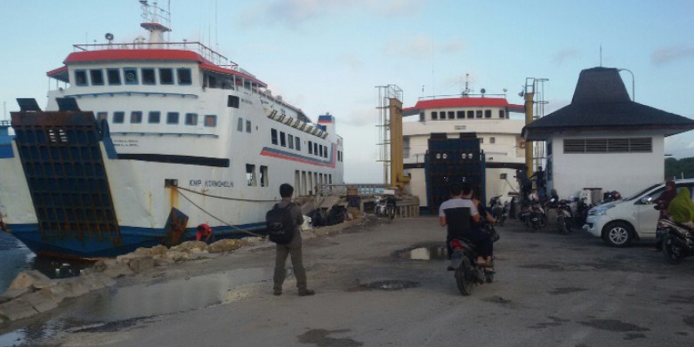 Kapal-Bersandar.jpg