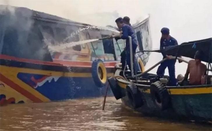 Kapal-jukung-terbakar.jpg