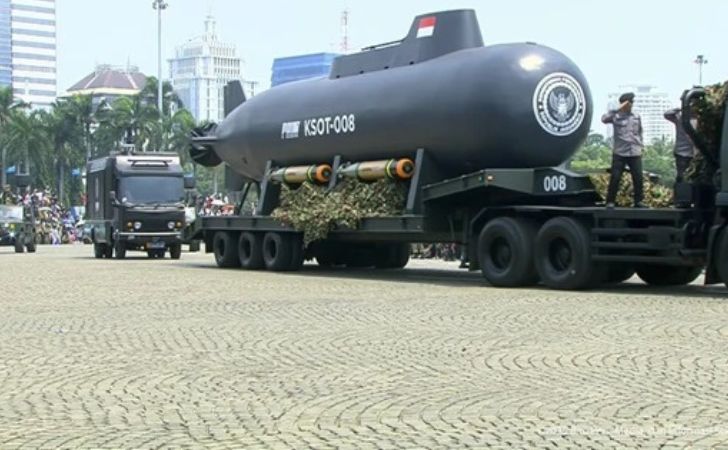 Kapal-selam-dipamerkan-di-monas.jpg