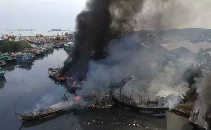 Kapal-terbakar1.jpg