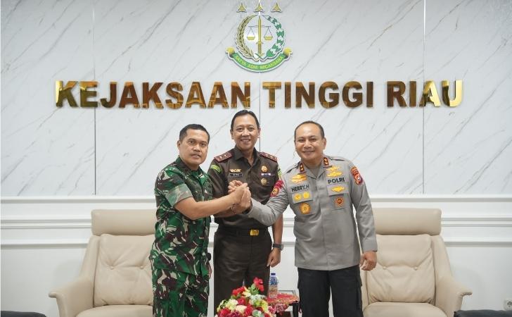 Kapolda-Kajati-dan-Pangdam-Bahas-Masa-Depan-Penegakan-Hukum-di-Riau.jpg