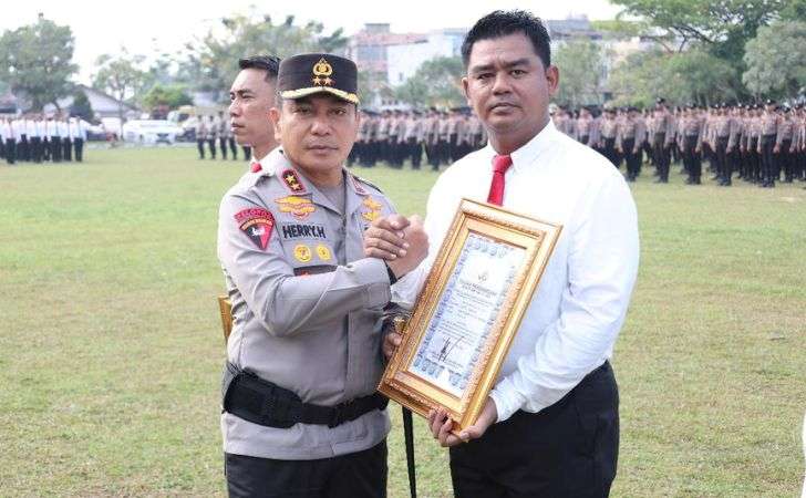 Kapolda-Pimpin-Upacara-Kenaikan-Pangkat-dan-Penghargaan-Personel-Berprestasi.jpg