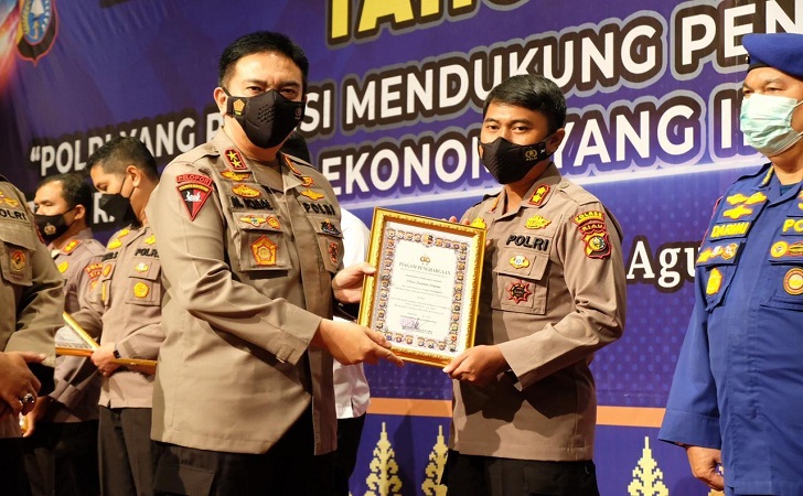 Kapolda-Riau-Beri-Penghargaan.jpg
